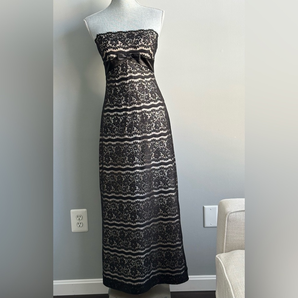 Delaru De Laru Strapless Black Lace with Cream Underlay Dress size 4